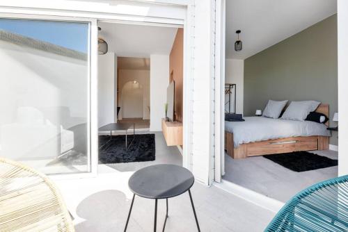 une chambre avec un lit et une porte coulissante en verre dans l'établissement Bel appartement en centre ville, à Albi