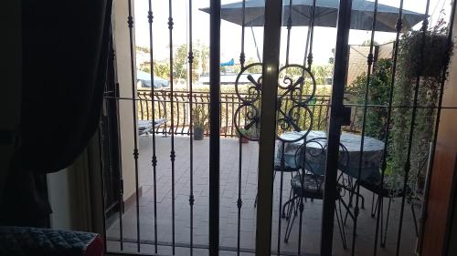 A balcony or terrace at A Santy's House 1piano-no lift-shuttle a pagamento-raggiungibile a piedi aeroporto-fermata bus fiera di roma a 3 minuti-air condiz ed extra bed FOR A FEE A PAGAMENTO