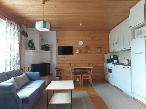 uma sala de estar com um sofá e uma mesa em Apartment Urupaa em Saariselka