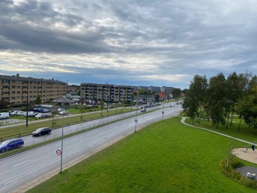 a city street with cars driving down a highway at Hyggeligt lille værelse in Odense