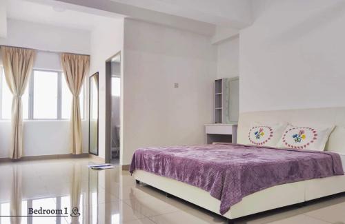 een witte slaapkamer met een paars bed en een raam bij Time Homestay (6-8pax) The Venus, Manjung/Sitiawan in Sitiawan