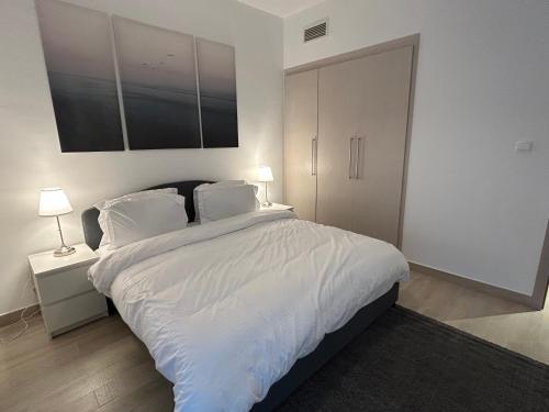 Ein Bett oder Betten in einem Zimmer der Unterkunft The Hive at Yas Island