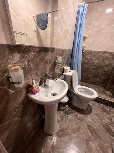 łazienka z toaletą i umywalką w obiekcie Solo apartments w mieście Ureki