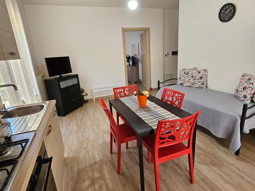 uma sala de estar com uma mesa e cadeiras e uma cama em Villa Center appartamenti nel verde in città em Campobasso