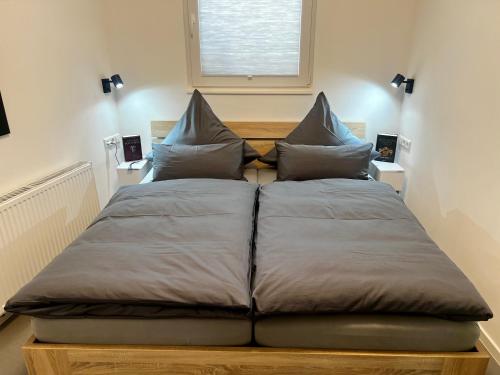 Кровать или кровати в номере Kurstadtapartment Baden-Baden