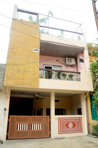 a house with a gate and a roof at Pinakin Homestay Near mahakal temple in Ujjain