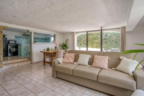 un salon avec un canapé et une table dans l'établissement CHARMANT 2 PIECES DANS VILLA INDIVIDUELLE TERRASSES JARDIN, à Carros