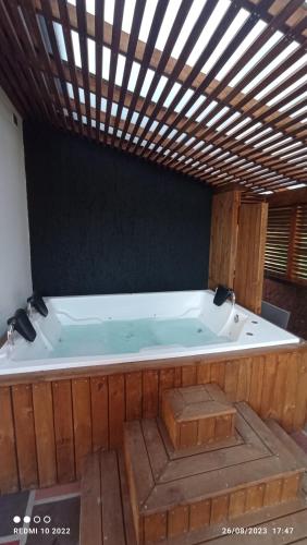 eine Whirlpool-Badewanne in einem Zimmer mit einer Decke in der Unterkunft Finca Villa Maru in El Peñol