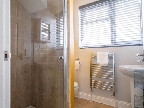 y baño con ducha, aseo y lavamanos. en Pass the Keys Bath Road Retreat 2 bedrooms with garden, en Cheltenham