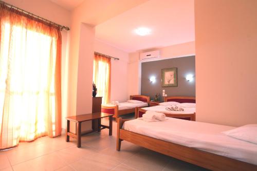 ein Hotelzimmer mit 2 Betten und einem Fenster in der Unterkunft Hotel Alexandros in Pori