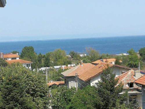 a group of houses with the ocean in the background at Hris in Chernomorets