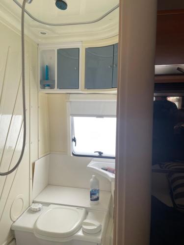 een kleine badkamer met een toilet in een camper bij Asuntovaunu 2:lle in Helsinki