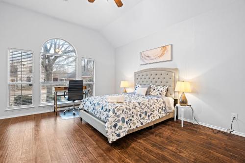 una camera con letto, scrivania e finestre di Luxury Family Retreat in Frisco, TX a Frisco