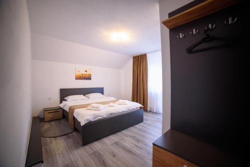 a hotel room with two beds in a room at Cabana de Sub Deal Arieșeni in Arieşeni