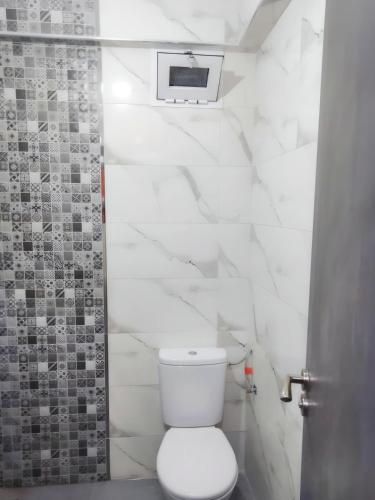 een witte badkamer met een toilet en een douche bij Wohnung in martil in Martil