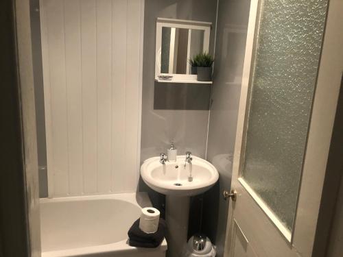 ein Bad mit einem Waschbecken, einem WC und einer Dusche in der Unterkunft Captivating 2-Bed Apartment in Isle of Bute in Rothesay