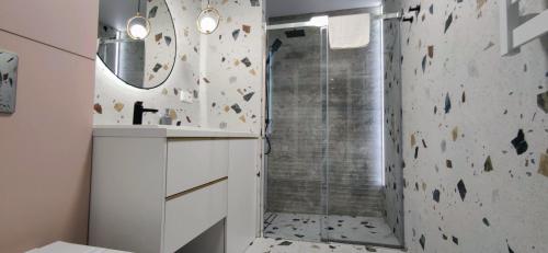 a bathroom with a walk in shower next to a glass door at Apartamenty Baltic Sea Westin House 404 in Kołobrzeg