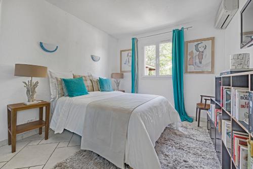 Un dormitorio blanco con una cama y una ventana. en Villa Madiana -"La Perle et Le Diamant" idéale grande famille, groupe amis, salle fitness, Jardin, proche Cannes, Grasse, Antibes,, en Montauroux