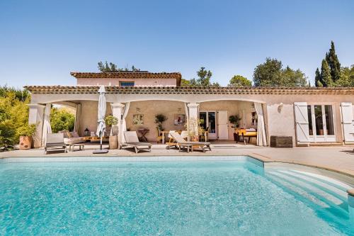 une piscine devant une maison dans l'établissement Villa145m2 et 2 autres Appartements 50m2, Appart 60m2, idéale grande famille, groupe amis,salle fitness, Jardin, proche Cannes, Grasse, Antibes,, à Montauroux