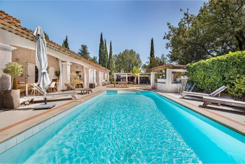 Villa145m2 et 2 autres Appartements 50m2, Appart 60m2, idéale grande famille, groupe amis,salle fitness, Jardin, proche Cannes, Grasse, Antibes,