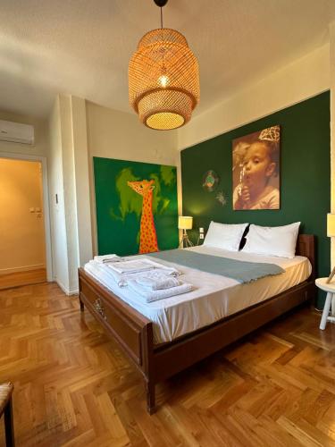 ein Schlafzimmer mit einem Bett mit einer grünen Wand in der Unterkunft 7PocketHouse in Thessaloniki