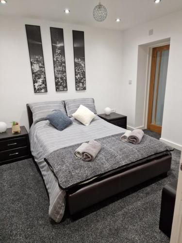 ein Schlafzimmer mit einem Bett mit zwei Handtüchern darauf in der Unterkunft Cosynitebnb for 4 in Birmingham