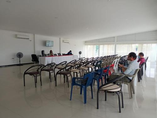 洛佩斯港的住宿－Hotel Yakuana，一群人坐在一个房间里椅子上