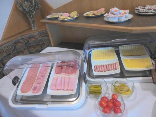 a lunch box with meat and vegetables on a table at Pension Feiken in Wesenufer
