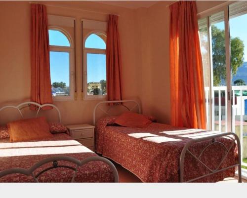 Beautiful 2-bed beachside apartment
