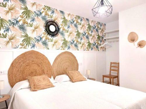 1 dormitorio con cama blanca y papel pintado tropical en Ubicación Inmejorable Nuevo Céntrico 3Hab, en Oviedo