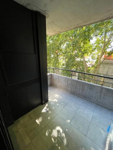 een open deur naar een balkon met uitzicht bij Hermoso monoambiente con muy buena ubicación. in Rosario