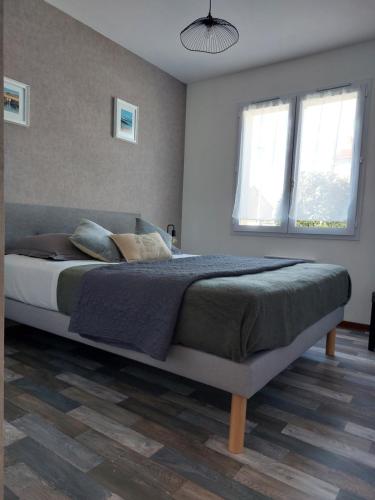 ein Schlafzimmer mit einem großen Bett in einem Zimmer in der Unterkunft MaMaMé in Les Sables-dʼOlonne