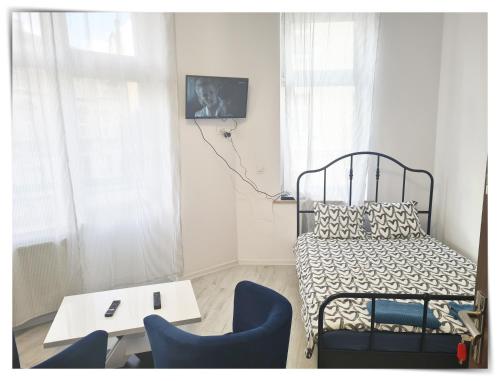 een slaapkamer met een bed, stoelen en een tafel bij SouvenirAppart Sienkiewicza in Bydgoszcz