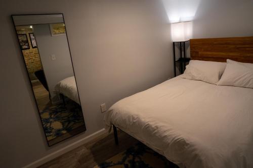 1 dormitorio con cama y espejo grande en Centrally Located DC Apt Bloomingdale en Washington