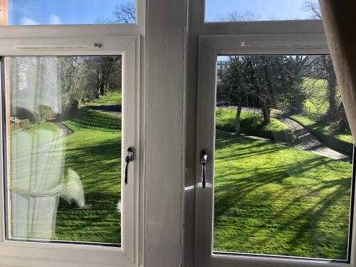 Taman di luar Captivating 2-Bed Apartment in Isle of Bute