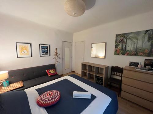 een slaapkamer met een groot blauw bed en een bureau bij Lit Queen Size, 3mn Beach Biarritz in Biarritz