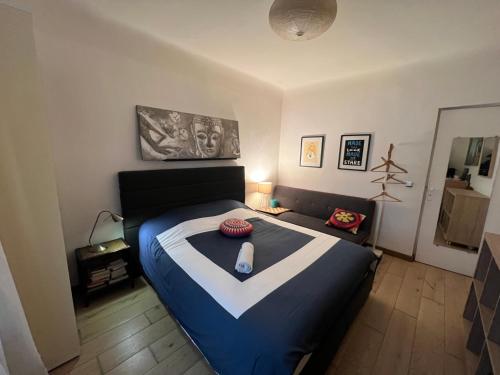 Un dormitorio con una cama con un ratón de ordenador. en Lit Queen Size, 3mn Beach Biarritz, en Biarritz