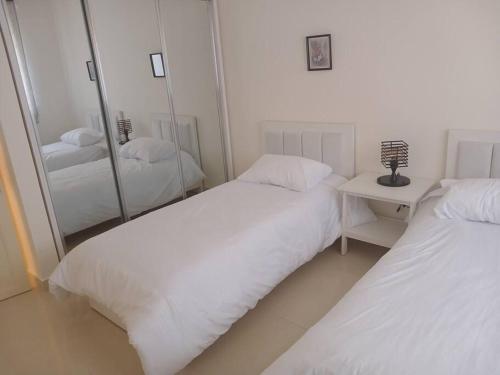 מיטה או מיטות בחדר ב-Zara's luxury Home- central location near Abdali