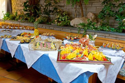 a group of tables filled with different types of food at Hotel Chalet Olympia in Monguelfo