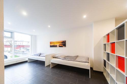 a bedroom with two beds and a window at Geräumige Wohnung für bis zu 8 Gäste in Plochingen