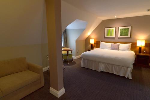 um quarto de hotel com uma cama e uma cadeira em Best Western Ship Hotel em Weybridge