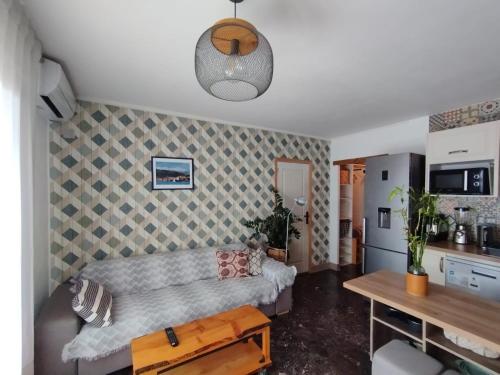 een woonkamer met een bank en een tafel bij Appartement cosy in Perpignan