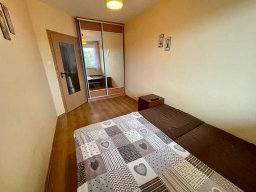 ステグナにあるSłoneczny Apartamentの部屋の中に大きなベッドがある寝室