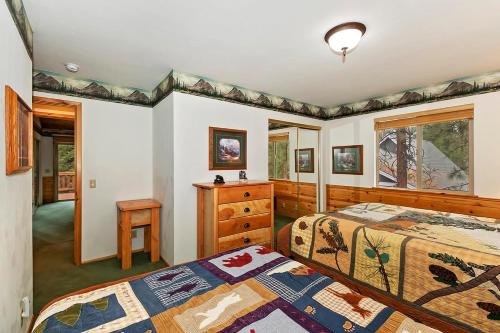 Un dormitorio con dos camas y una cómoda. en 131 - Moose Creek Lodge - Meredith Lodging, en Big Bear Lake