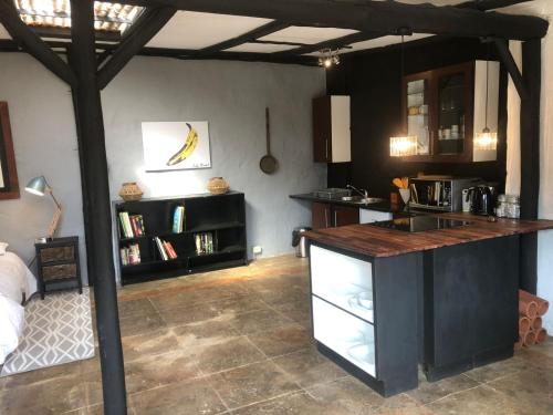 uma cozinha com uma ilha num quarto com um balcão em Mill Lane Farmhouse em Hartbeespoort