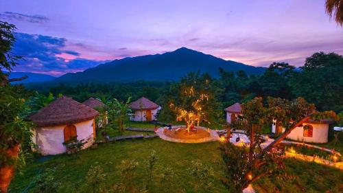 uma vista aérea de um resort com uma montanha em V Village Làng quê Việt 