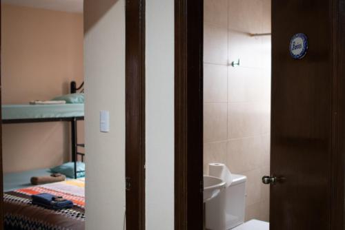 Hostal Encounter Guanajuato في غواناخواتو: حمام مع مرحاض ومغسلة في الغرفة