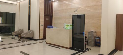 un hall avec un comptoir et des chaises dans un bâtiment dans l'établissement Vinhomes West Point, à Hanoï
