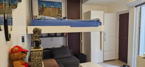 a small room with a bunk bed and a couch at STUDIO 22M2 A IVRY/SEINE-A 200 METRES DE PARIS. PROCHE METRO 7 in Ivry-sur-Seine