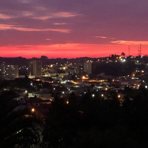 a city skyline at night with a red sky at Loft em chácara Espírito Santo in Espirito Santo Do Pinhal